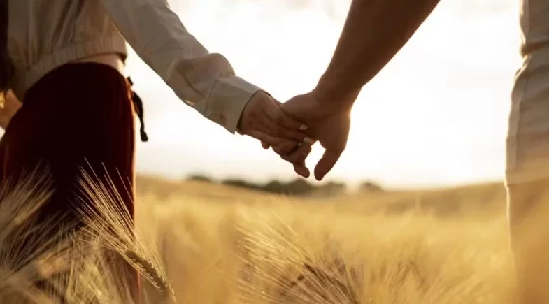 4 signos vão sentir saudade do ex no fim do mês; saiba quais