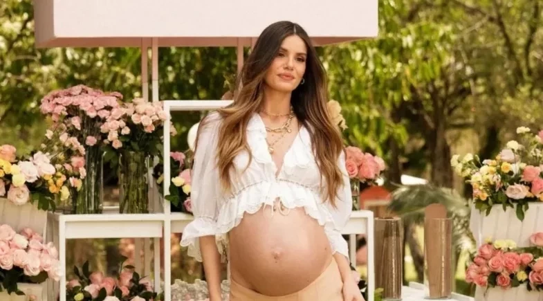 Camila Queiroz reage a boatos sobre nome da filha se chamar 'Angel'