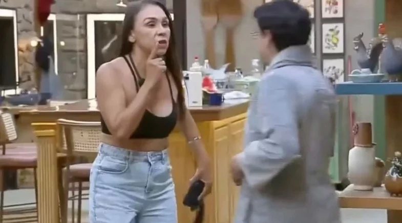 A Fazenda 17: Dudu Camargo é perseguido por Yoná Sousa e se esconde no banheiro