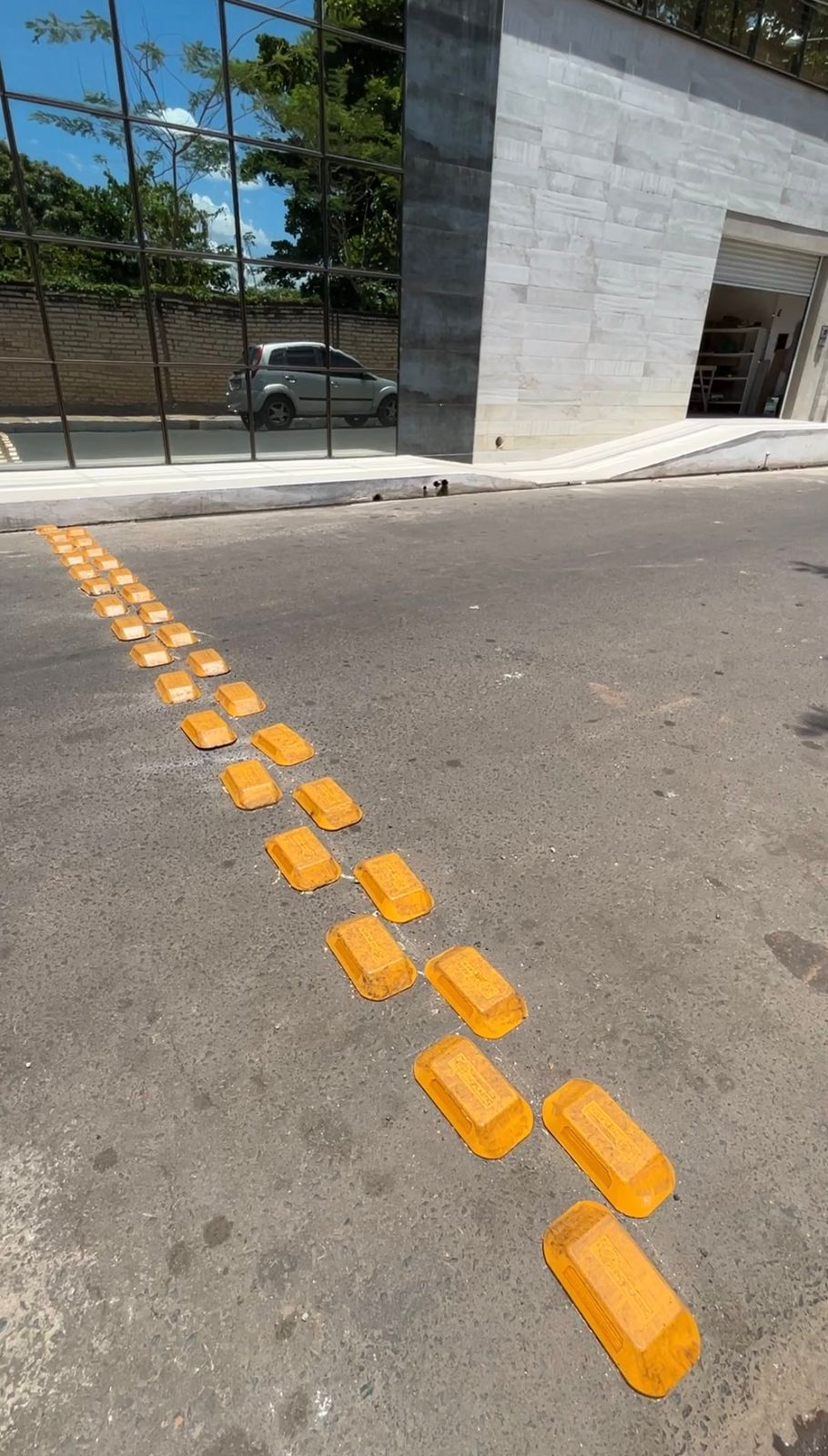 Prefeitura de Esperantina instala tachões refletivos em pontos estratégicos para reforçar a segurança no trânsito - Imagem 3