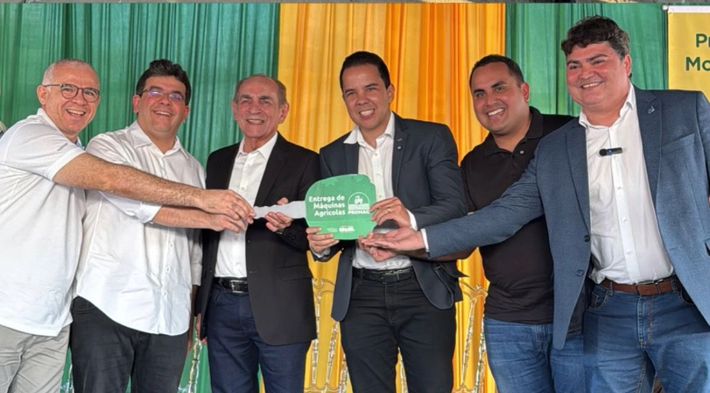 Município de Coronel José Dias recebe nova retroescavadeira do Programa Promaq