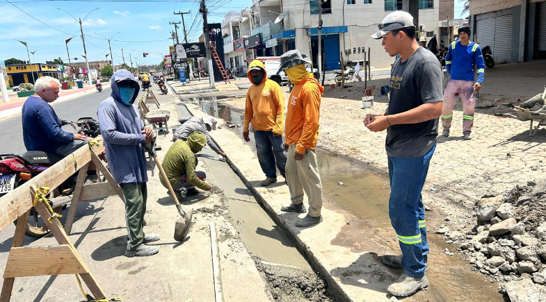 Prefeitura realiza serviços de melhoramento em canaletas para aprimorar o escoamento das águas em importantes vias de Esperantina