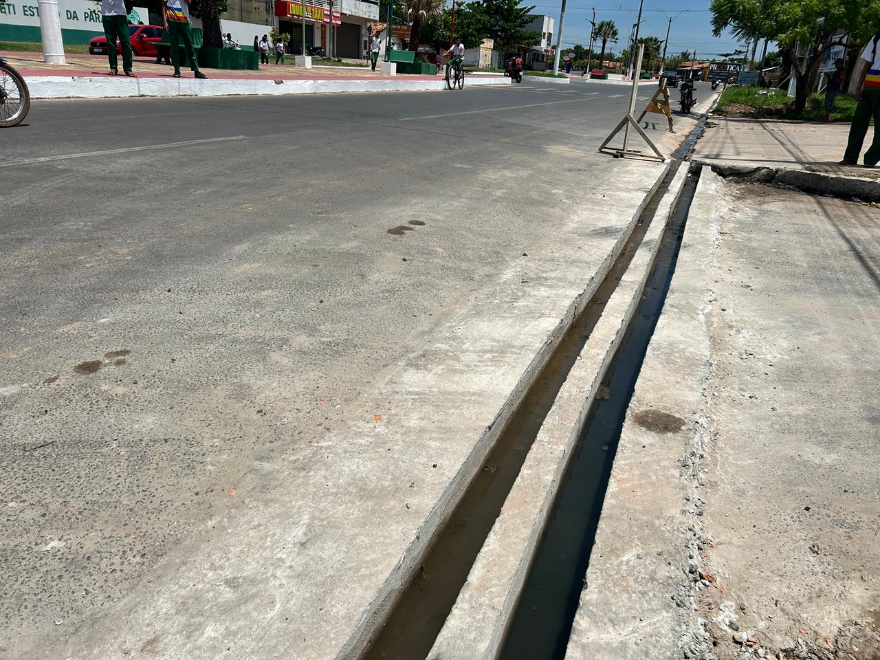 Prefeitura realiza serviços de melhoramento em canaletas para aprimorar o escoamento das águas em importantes vias de Esperantina - Imagem 6