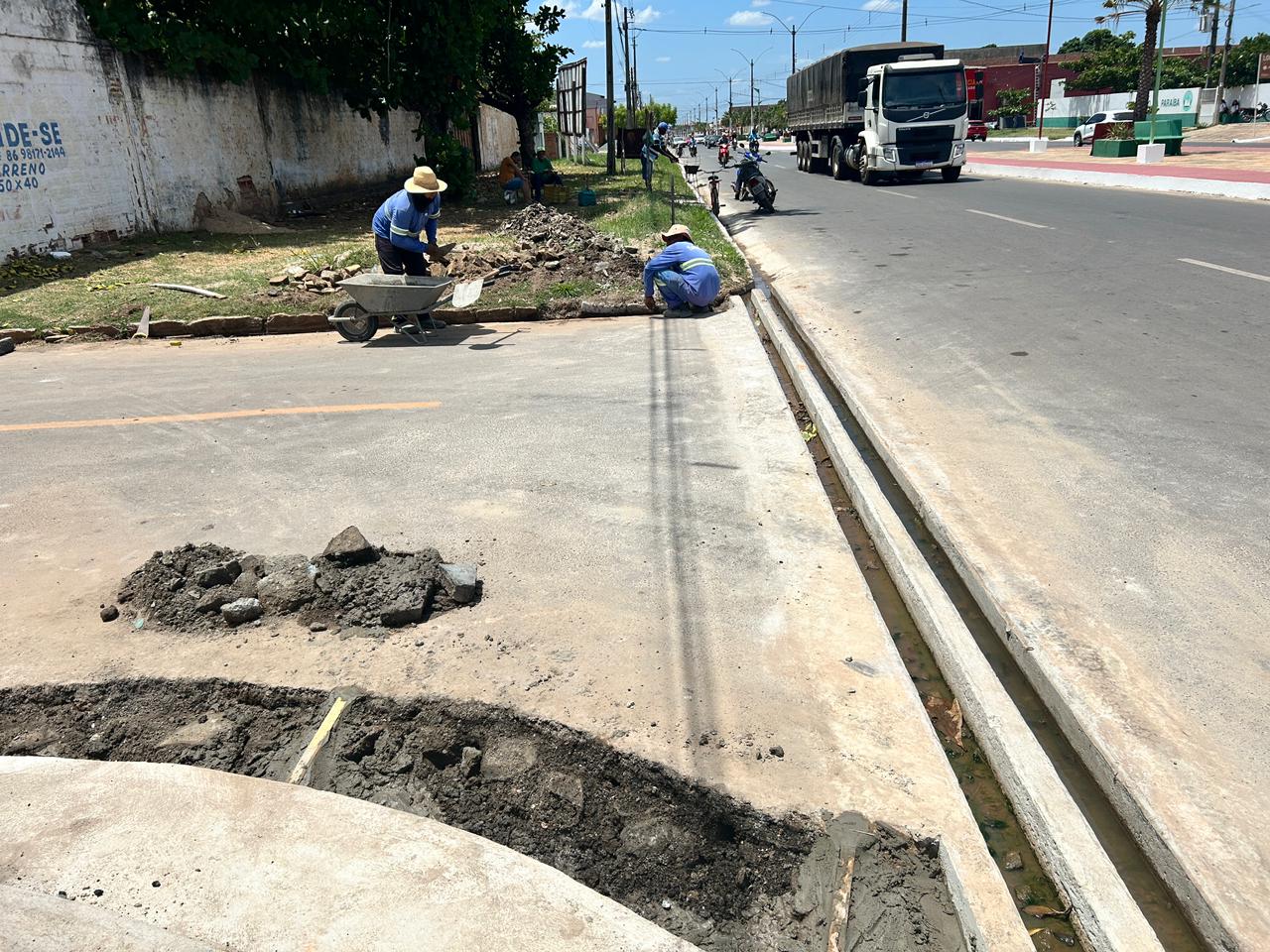 Prefeitura realiza serviços de melhoramento em canaletas para aprimorar o escoamento das águas em importantes vias de Esperantina - Imagem 5