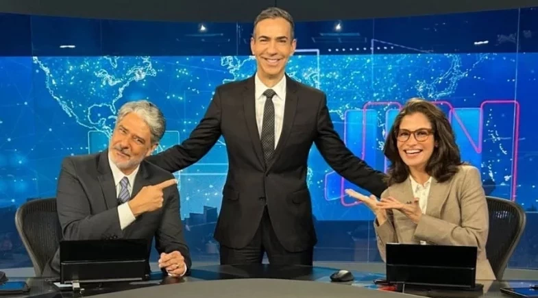 William Bonner posa com Tralli e Renata Vasconcellos em despedida do 'JN'