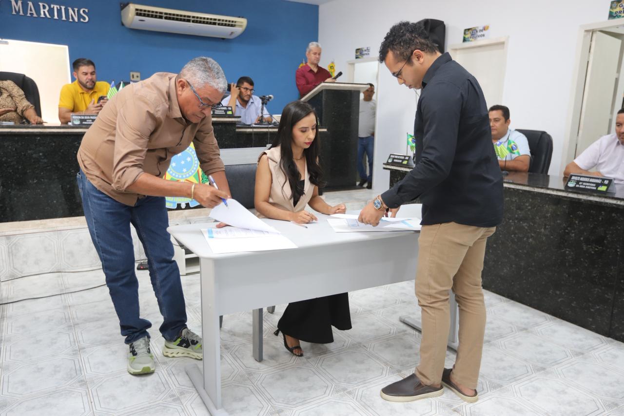 Prefeito empossa aprovados em concurso público em Manoel Emídio | Foto: Divulgação