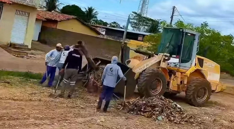 Prefeitura de Caxingó realiza limpeza pública em ruas do município