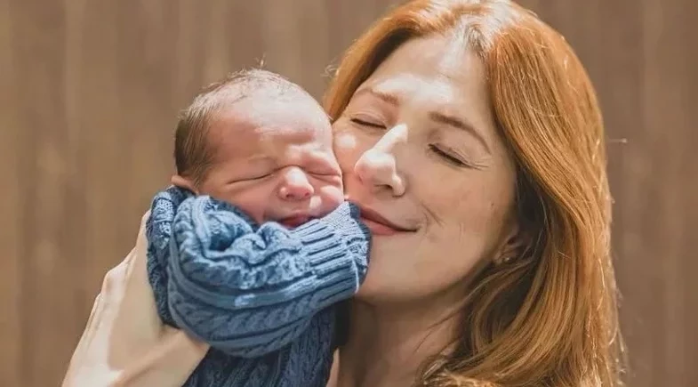 Dani Calabresa comemora 44 anos e revela rostinho do filho pela primeira vez