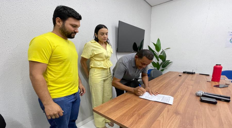 Prefeito Adriano Silva e secretária Ana Tércia assinam ordem de serviço para construção de nova escola em Amarante