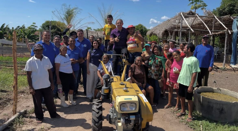 Prefeitura de Água Branca realiza entrega de tratorzinho e equipamentos para horticultores do município