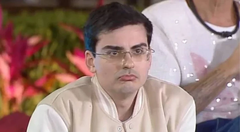 A Fazenda 17: Dudu Camargo se revolta ao ser puxado por Maria para a roça