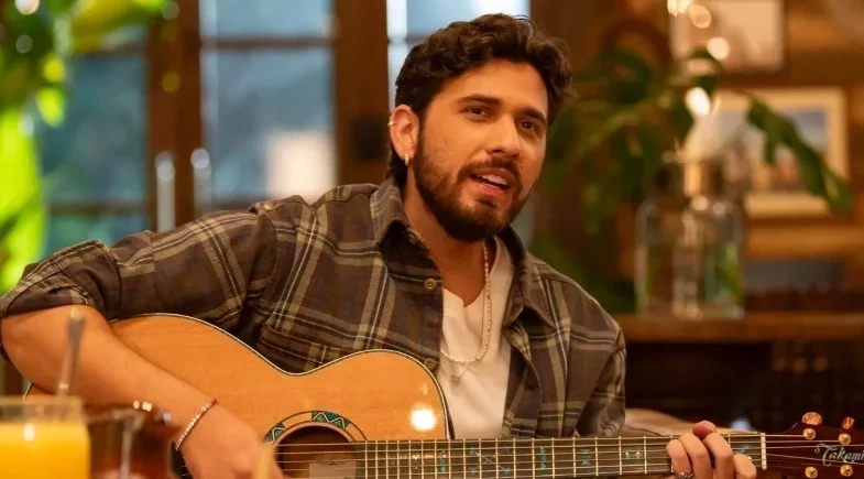 Gustavo Mioto chora ao cantar nova música e fãs apontam indireta para Ana Castela