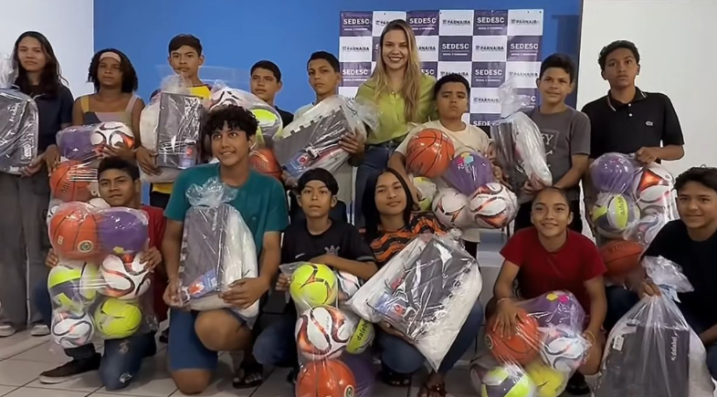 Prefeitura de Parnaíba realiza entrega de kits esportivos para CRAS do município