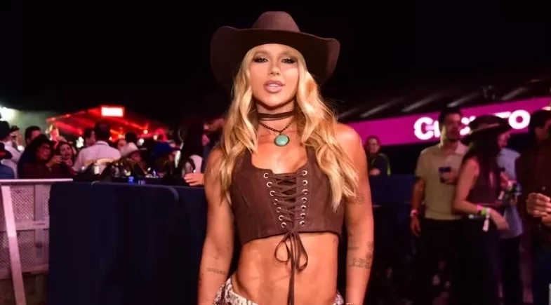 Virginia Fonseca aposta em look boiadeira e exibe barriga no Caldas Country