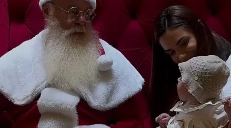 Serena, filha de Luan Santana e Jade Magalhães, encontra Papai Noel pela primeira vez