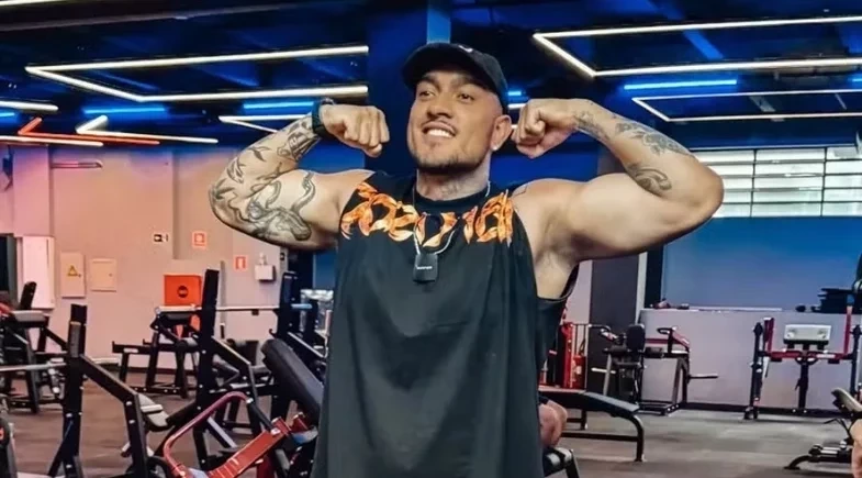 MC Binn é cobrado por não tirar fotos sem camisa e dá resposta a seguidor