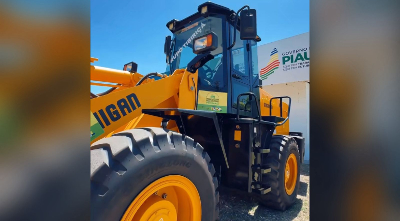 Prefeitura de Jatobá do Piauí entrega nova Pá-Carregadeira para agricultores do município