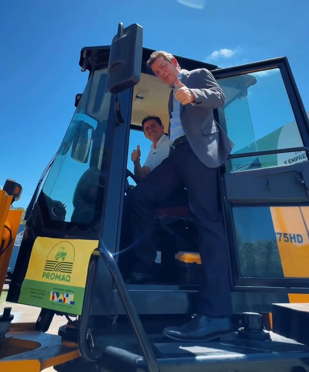 Entrega de Pá-Carregadeira - Foto: Prefeitura de Jatobá do Piauí