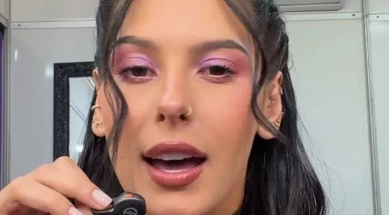 Ana Castela revela truque inusitado para colar parte do corpo