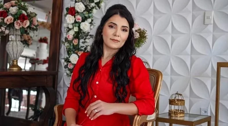 Acusados de matar cantora gospel têm julgamento adiado após defesa abandonar fórum