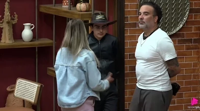 A Fazenda 17: Na Roça, Fabiano faz pedido inesperado a Dudu Camargo e Carol Lekker