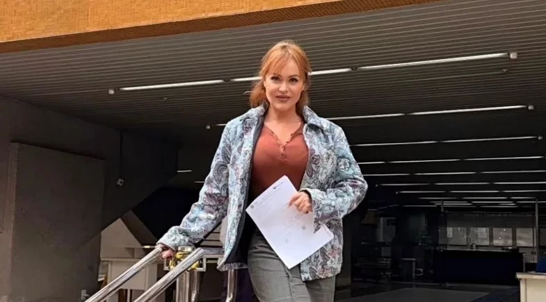 Gaby Spanic posa na Receita Federal e revela que tirou seu CPF: “Agora sim!”