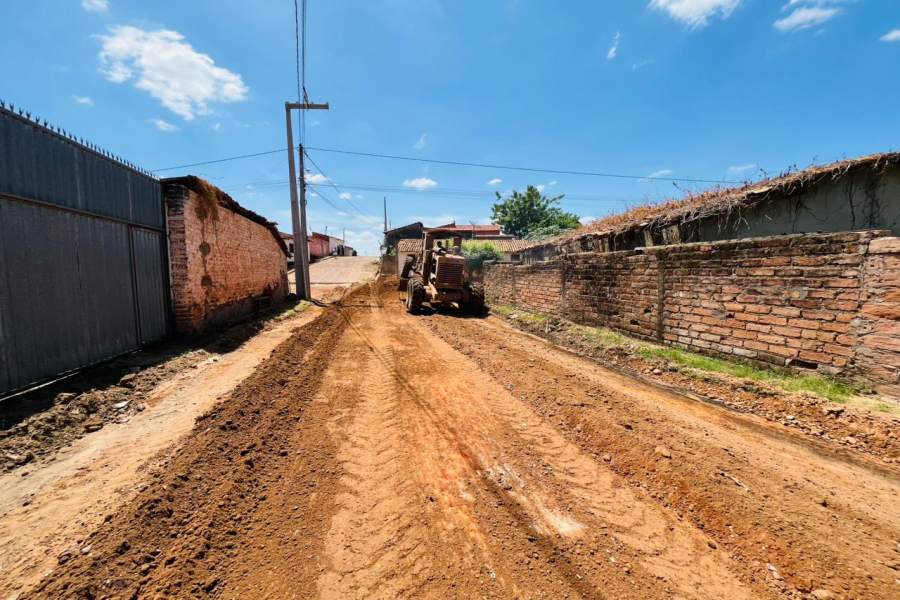 Prefeitura de Esperantina inicia terraplanagem para pavimentação de ruas no Bairro Morro da Onça - Imagem 1