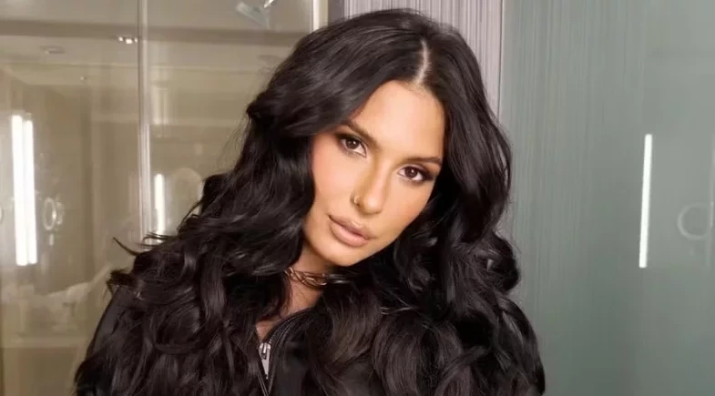 Ana Castela posta clique com irmã mais nova e pergunta aos seguidores: “Iguais?”