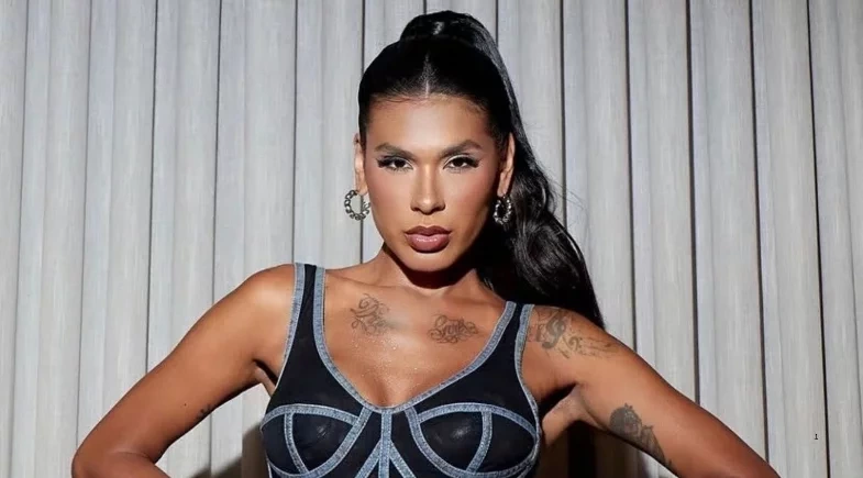 Pocah grava momento em que é xingada por policial em viatura: “Baranga”