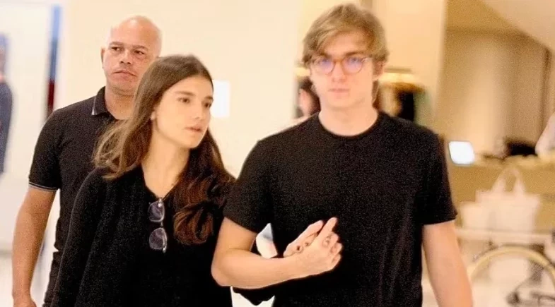 Filho de Angélica e Luciano Huck faz rara aparição com namorada no Rio