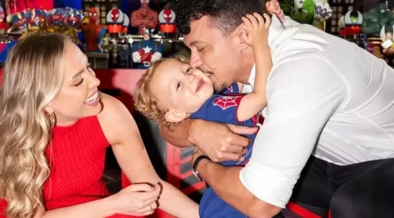 Filho de Tata Estaniecki e Cocielo recebe alta após uma semana internado com pneumonia