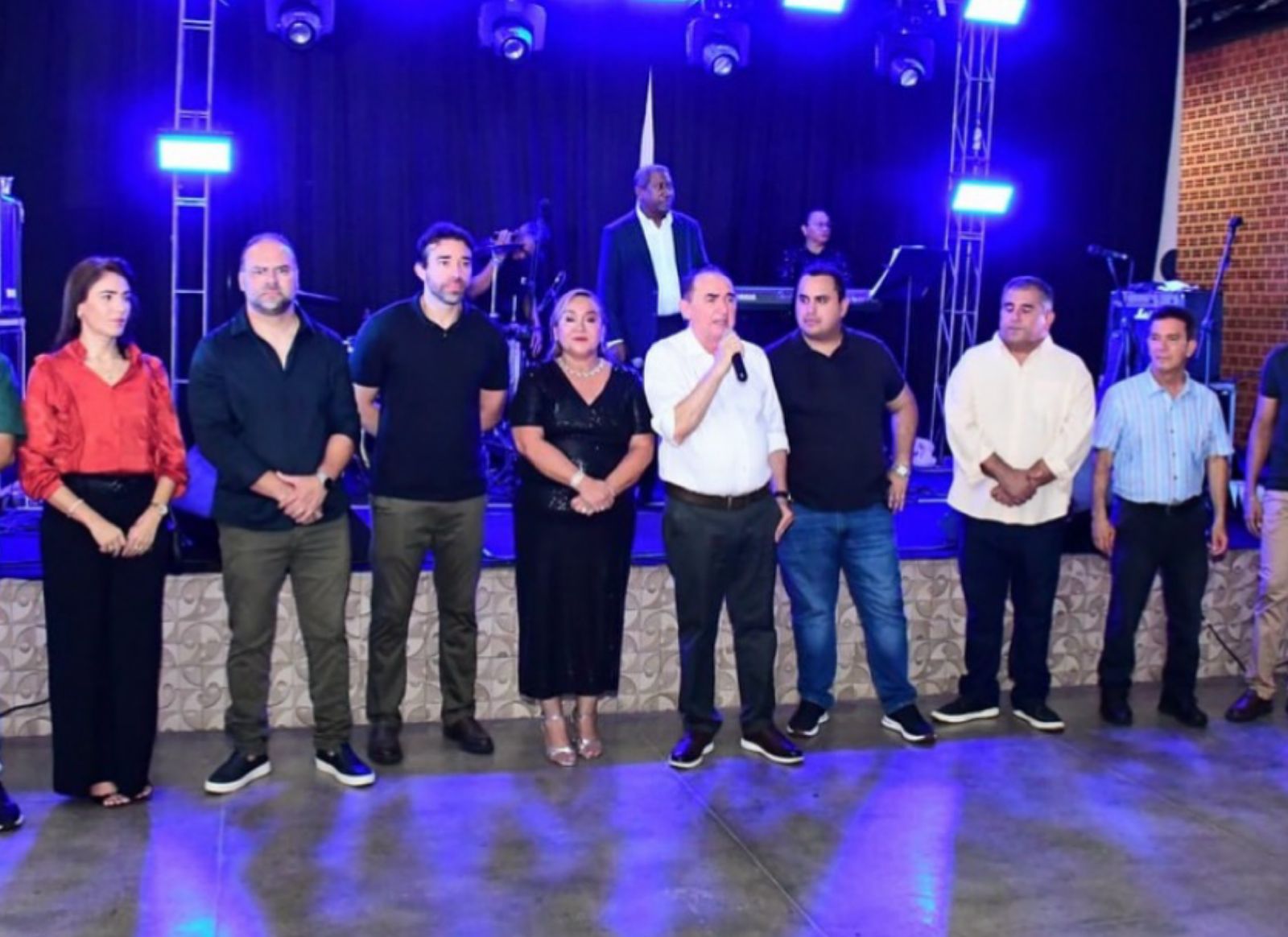 Prefeitura de Floriano promove festa em homenagem ao Dia do Professor  - Imagem 1