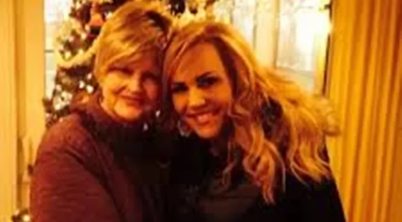 Ex-apresentadora de TV mata mãe de 80 anos a facadas no Halloween