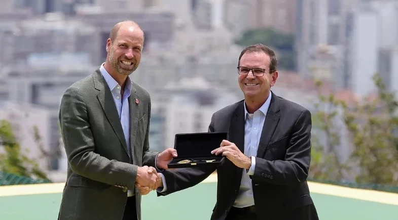 Príncipe William visita o Pão de Açúcar e recebe ‘chaves do Rio’ de Eduardo Paes 