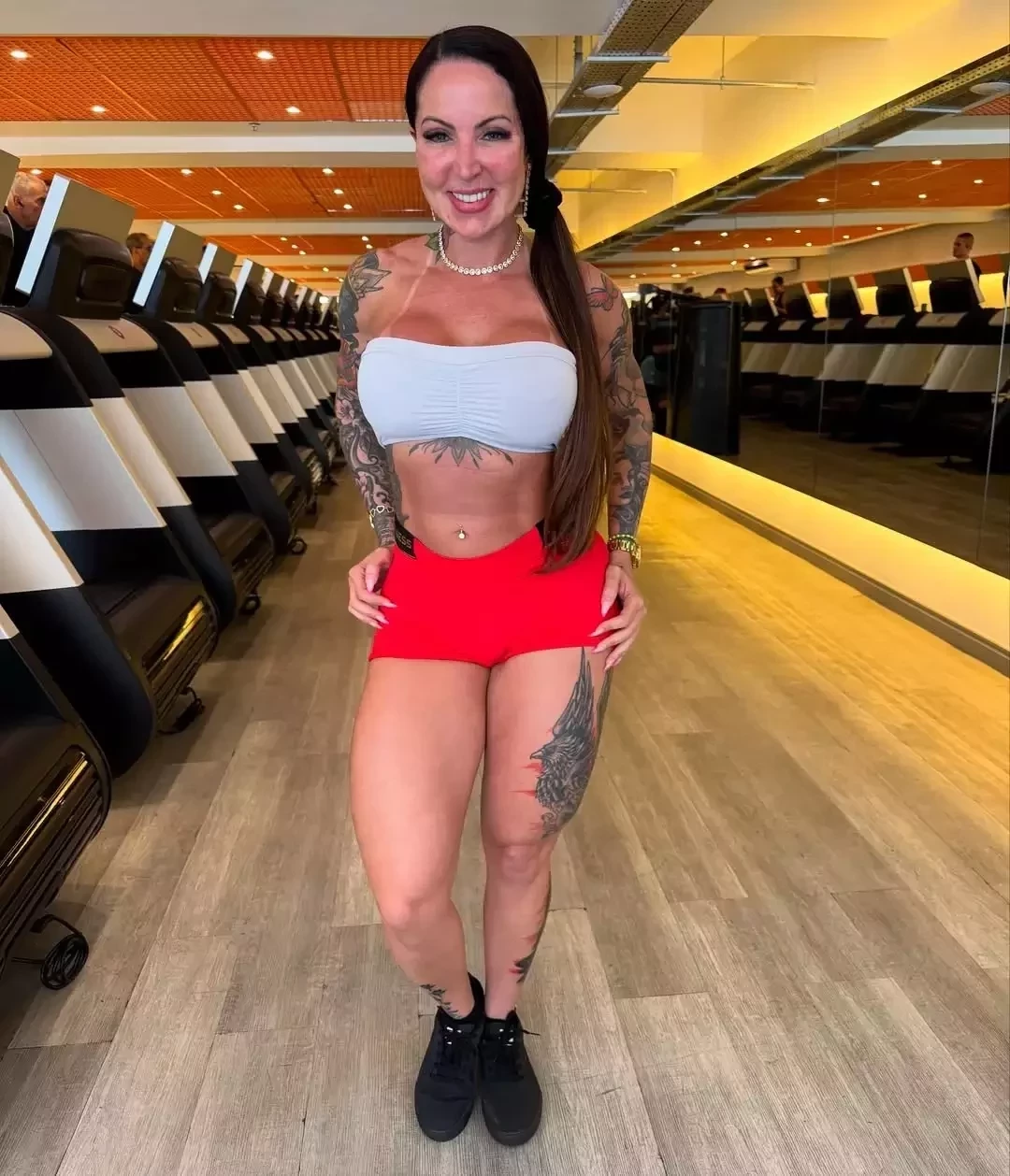 Elisa Sanches: quem é a atriz pornô que dançou sem calcinha após coroação  - imagem 135821