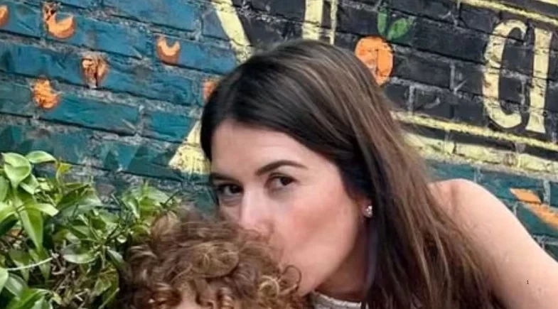 Rebeca Abravanel posa em foto rara ao lado do filho de um ano e surpreende a web