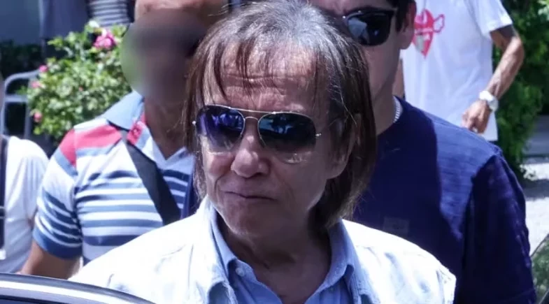 Roberto Carlos vai ao enterro da irmã Norma Braga, morta aos 90 anos, no Rio de Janeiro