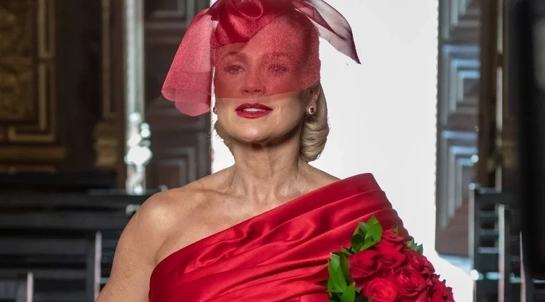 Em 'Êta Mundo Melhor!', Sandra volta dos mortos e se casa de vermelho 