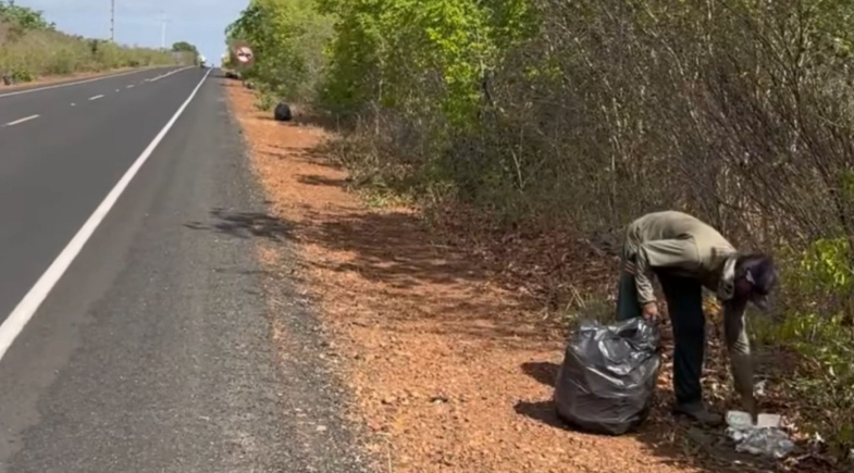 Prefeitura de Castelo do Piauí realiza ação de limpeza nas vias de acesso ao município