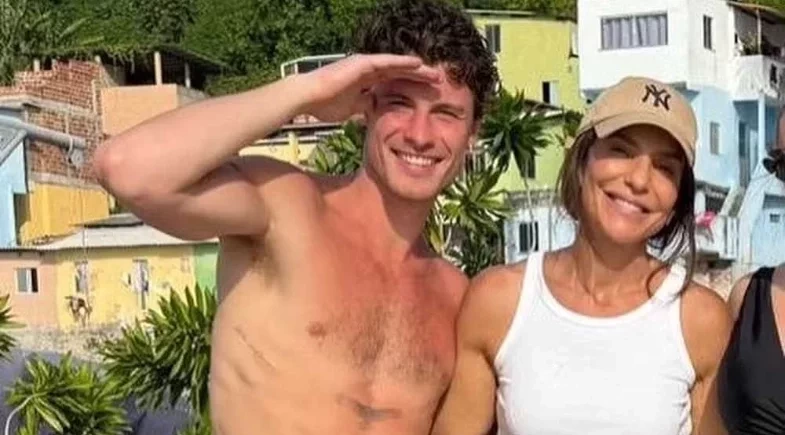 Shawn Mendes posa com Ivete Sangalo durante visita a Salvador