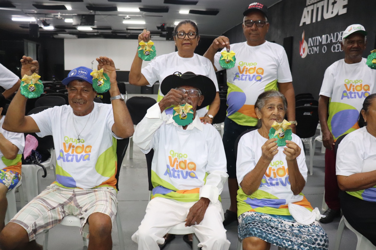 Idosos do SCFV participam de manhã de oficina de artesanato natalino - Imagem 3