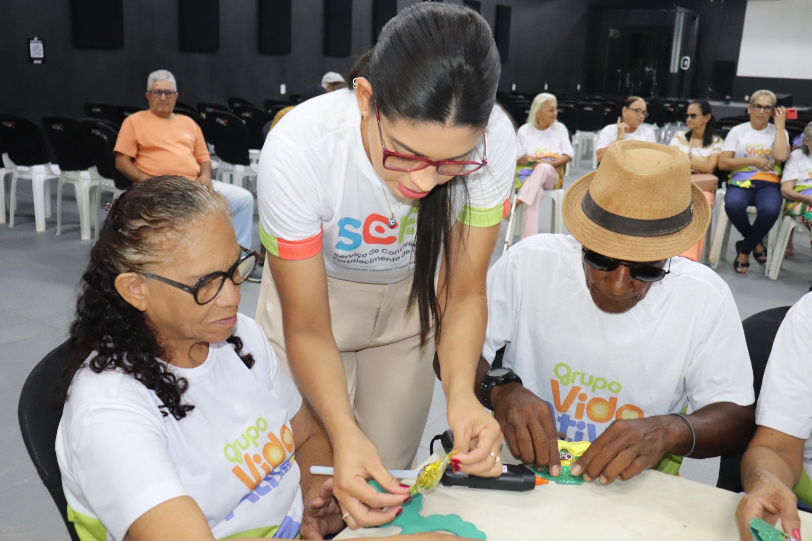 Idosos do SCFV participam de manhã de oficina de artesanato natalino - Imagem 2