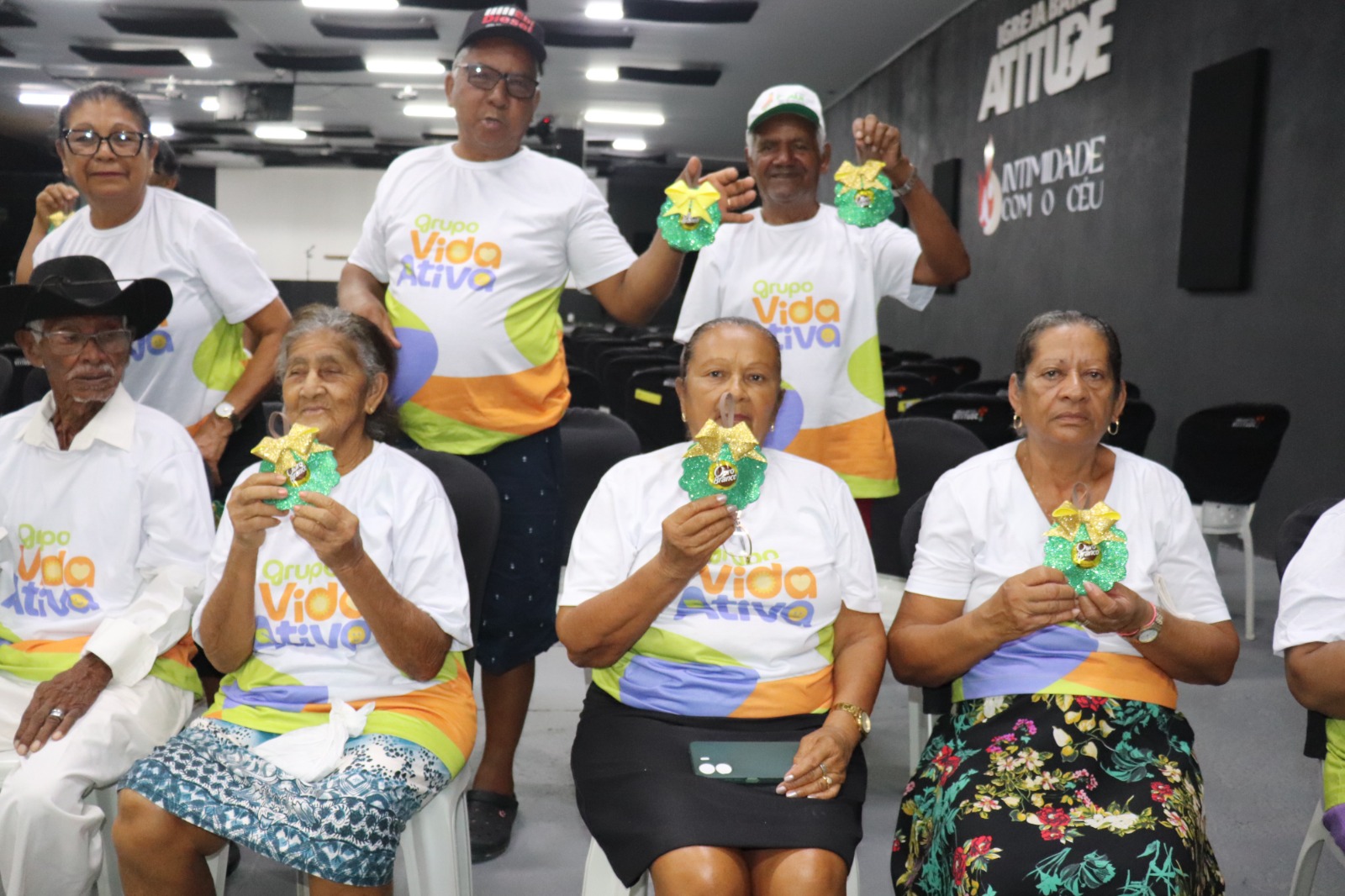 Idosos do SCFV participam de manhã de oficina de artesanato natalino - Imagem 4