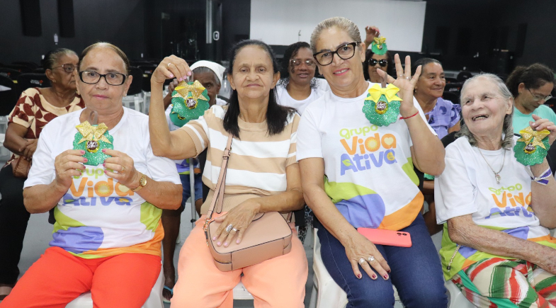 Idosos do SCFV participam de manhã de oficina de artesanato natalino