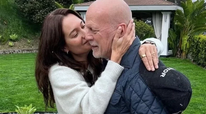 Esposa de Bruce Willis responde críticas após revelar que o ator vive em casa separada