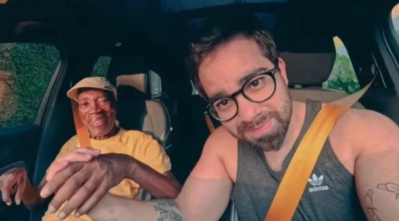 Milton Nascimento surge sorrindo com o filho em clique após diagnóstico de demência