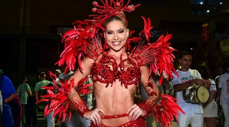 Virginia Fonseca chama atenção em mini desfile da Grande Rio na Cidade do Samba