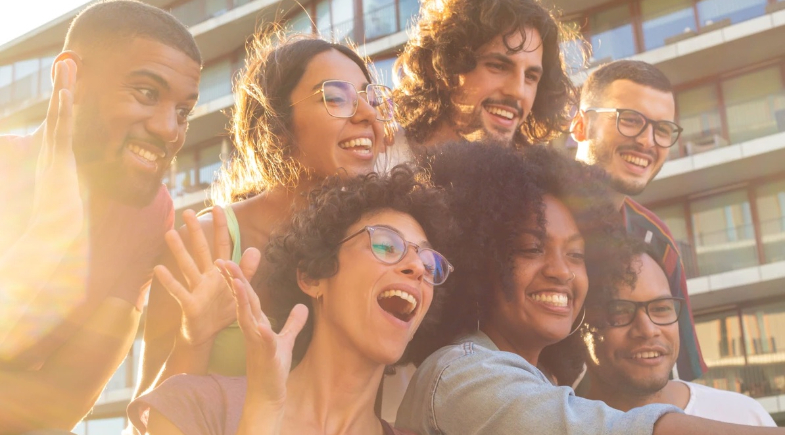 Harvard revela as três atitudes diárias que aumentam a felicidade de forma surpreendente