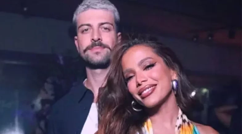 Anitta revela que namora há um ano e elogia parceiro: “Atraí uma pessoa que vai me apoiando”