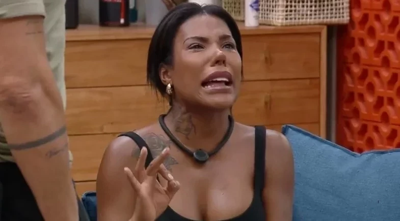A Fazenda 17: Carol Lekker é expulsa do reality após atacar Duda ao vivo